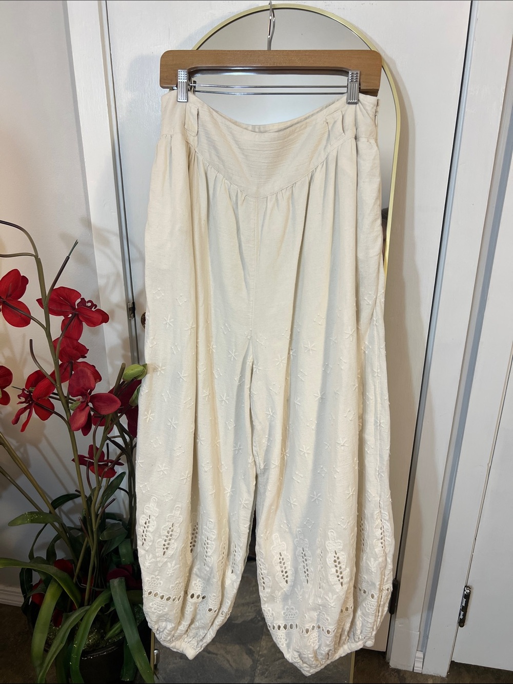 Free People Off White Haram Gypsy Embroidered Eyelet Balloon Pants Size 8